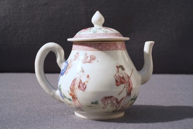 Een fijne Chinese famille rose theepot en een 'Romance of the Western Chamber' bord, Yongzheng/Qianlong